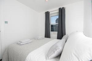 Free Allocated Barrier Secured Parking Space at rear entrance & Fast WIFI, Ideal for long term contractor, corporate, etc stays, Regular housekeeping option - Dwellcome Home Ltd 2 Bedroom King & Double Central Apartment - see our site for assurance