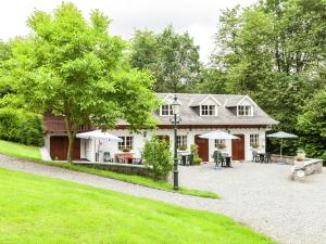 obrázek - Classy Apartment in Bohon with Garden Furniture and Barbecue