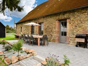 Maisons de vacances Holiday Home in la Neuville aux Jo tes with Garden BBQ : photos des chambres