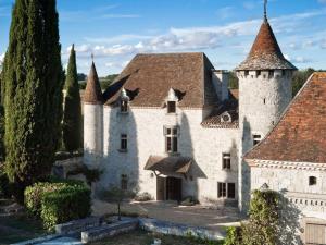 Maisons de vacances Grand Castle in Saint Caprais de Lerm with Sauna Bubble Bath : photos des chambres