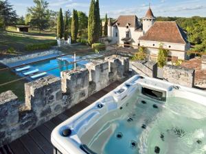 Maisons de vacances Grand Castle in Saint Caprais de Lerm with Sauna Bubble Bath : photos des chambres