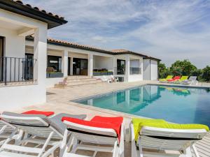Villas Modern Villa in Azille with Private Pool and Jacuzzi : photos des chambres