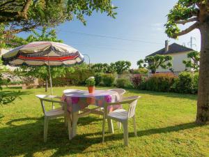 Maisons de vacances Classy Holiday Home with Garden Barbecue Garden Furniture : photos des chambres