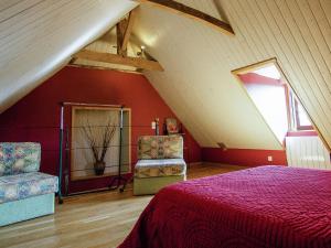 Maisons de vacances Comfy cottage in Saint Bonnet la Rivi re with pool : photos des chambres