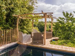 Maisons de vacances Comfy cottage in Saint Bonnet la Rivi re with pool : photos des chambres