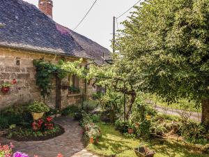 Maisons de vacances Comfy cottage in Saint Bonnet la Rivi re with pool : photos des chambres
