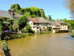 Maisons de vacances Comfy cottage in Saint Bonnet la Rivi re with pool : photos des chambres