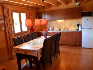 Chalets Peaceful Chalet in Beaulieu with Whirlpool : photos des chambres