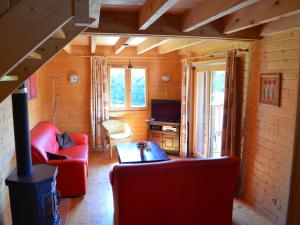 Chalets Peaceful Chalet in Beaulieu with Whirlpool : photos des chambres