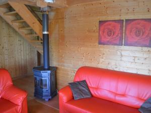 Chalets Peaceful Chalet in Beaulieu with Whirlpool : photos des chambres