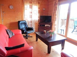Chalets Peaceful Chalet in Beaulieu with Whirlpool : photos des chambres