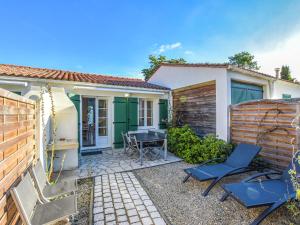 Cozy Holiday Home in Sainte-Marie-de-Re near Sea