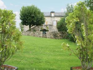 Maisons de vacances Rustic Holiday Home in Saint Geniez d Olt with a Garden : photos des chambres