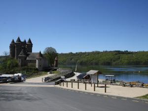 Maisons de vacances Pretty Chalet in Beaulieu France With Private Swimming Pool : photos des chambres