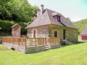 Quaint cottage in Saint-Medard-d'Excuduell near river