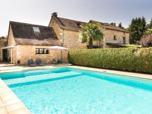 Quaint Mansion in Aquitaine with jacuzzi