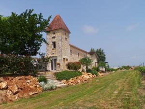 Maisons de vacances Renovated dovecot with pool in the vineyards near Bordeaux : photos des chambres