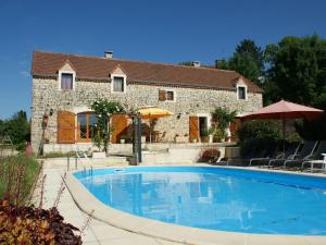 Lovely Holiday Home in Th dirac with Swimming Pool