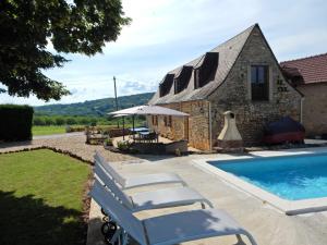 Cozy Holiday Home in Saint-Leon-sur-Vezere with Swimming Pool