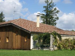 Maisons de vacances Holiday home with swimming pool on the estate of a noble castle near Nettancourt : photos des chambres