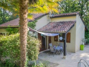 Maisons de vacances Quiet holiday home with large pool : photos des chambres