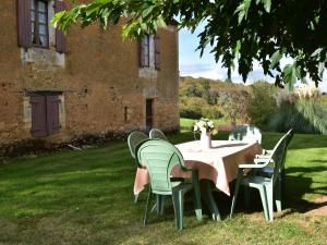 Maisons de vacances Vintage Holiday Home in Besse with Swimming Pool : photos des chambres