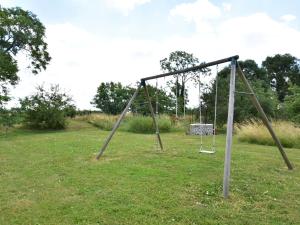 Maisons de vacances Comfy holiday home in Crux La Ville with fenced garden : photos des chambres