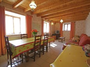 Maisons de vacances Spacious Holiday Home near Forest in Esmouli res : photos des chambres