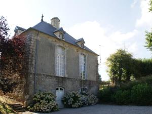 Maisons de vacances Alluring Holiday Home in Valognes with Garden : photos des chambres