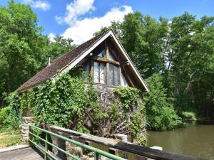 Peaceful Holiday Home in Burgundy, next to River