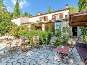 Maisons de vacances Comfortable holiday home in Le Luc with interior pool : photos des chambres