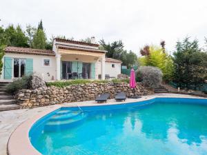 Beautiful Villa in Saint-Paul-en-Foret with Swimming Pool