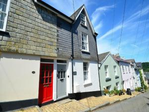 Lovely Holiday Home in Dartmouth with River Dart View