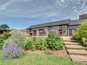 Lovely apartment in Bampton with Jacuzzi
