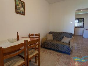 Spacious apartment with terrace and garden grill for use