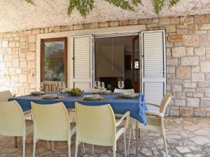 Adorable stone house with terrace,20m distant from beach !