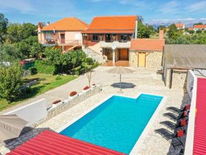 Charming Villa in Poli nik with Swimming Pool