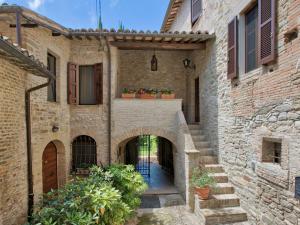 Charming Holiday Home with Large Garden in Bevagna