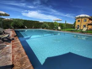 Chic Farmhouse in Cortona with Swimming Pool