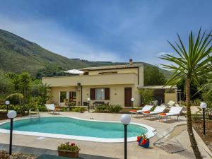 Lovely Villa in Castellammare del Golfo amidst Hills