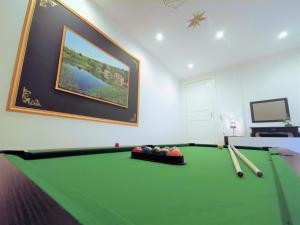 Zythogite, 23 personnes, 9 chambres, 6 salles de bain, bbq, jacuzzi, jardin, billard