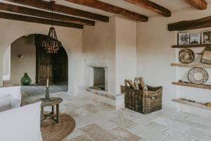 Luxury estate with 6 hectares land near hilltop town Motovun 