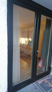 Maurers Schlierseetraum 1 hochwertige Erdgeschosswohnung mit allen Raffinessen erfreut sich auch Urlauber idealerweise für Paar mit Kindern geeignet und Vierbeiner Dank des tollen Zauns auf der Terrasse stylisch und edel von der Ausstattung mit 64 qm