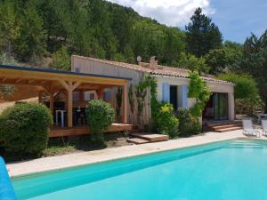 Luxurious Holiday Home in Mollans-sur-Ouveze with Pool