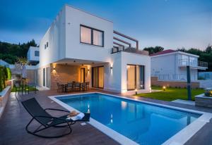 Luxury Beachfront Villa Trogir 1 with private pool, jacuzzi and gym at the beach on Ciovo - Okrug Go 