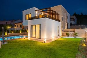 Luxury Beachfront Villa Trogir 1 with private pool, jacuzzi and gym at the beach on Ciovo - Okrug Go 
