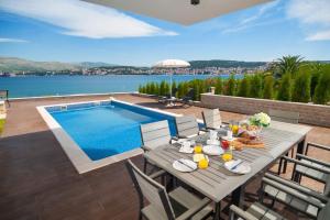 Luxury Beachfront Villa Trogir 1 with private pool, jacuzzi and gym at the beach on Ciovo - Okrug Gornji