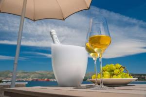 Luxury Beachfront Villa Trogir 1 with private pool, jacuzzi and gym at the beach on Ciovo - Okrug Gornji