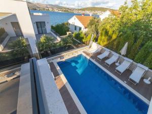 Luxury Beachfront Villa Trogir 2 with private pool, jacuzzi and gym at the beach on Ciovo - Okrug Go 