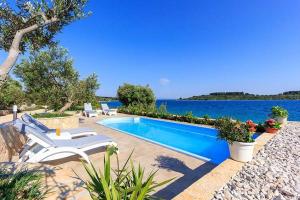 Luxury Beachfront Villa Dalmatino Trogir with private pool right at the beach in Okrug Gornji - Ciovo